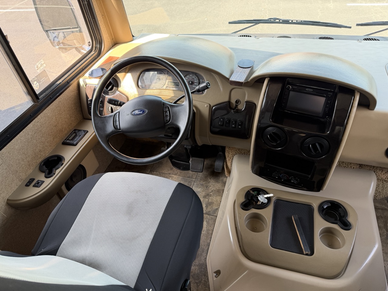 2014 Thor Motor Coach Challenger 37GT - Image 4