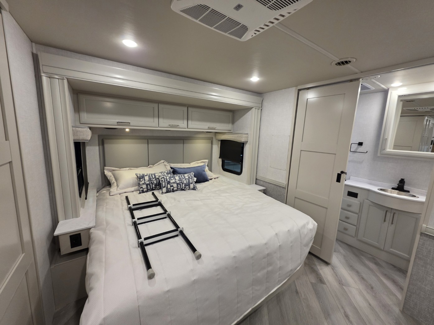 2026 Holiday Rambler Invicta 33HB - Image 20