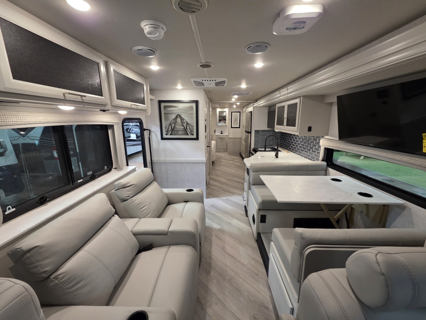 2026 Holiday Rambler Invicta 33HB - Image 9