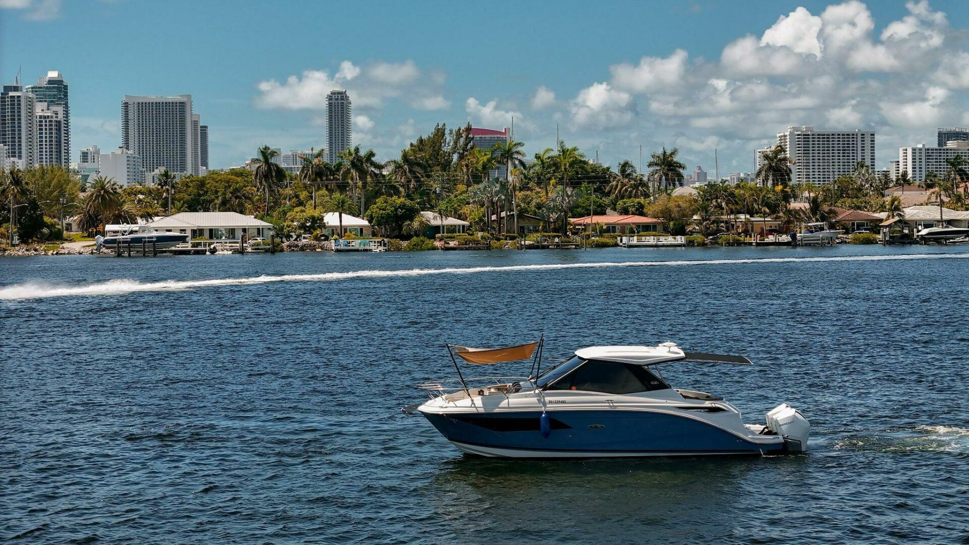 2022 Sea Ray 320 Sundancer OB - Image 5