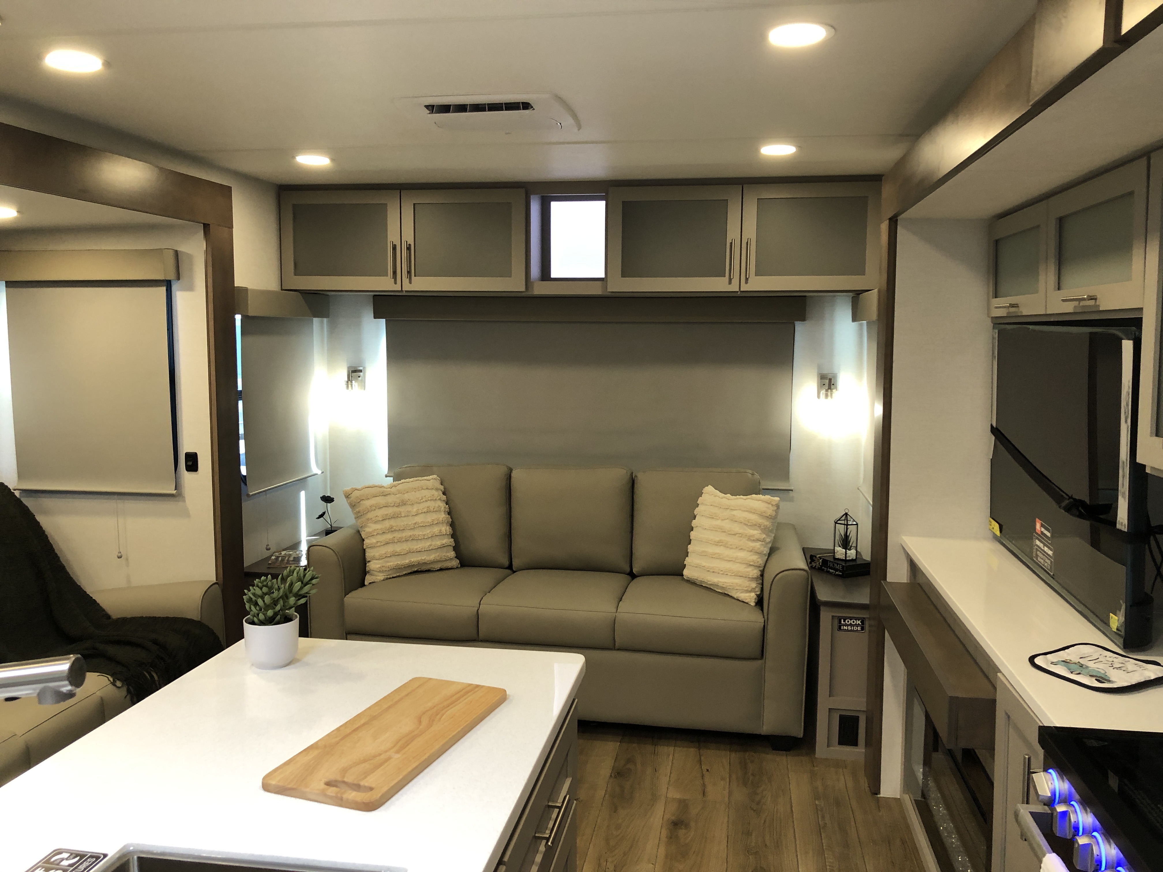 2026 Alliance RV Avenue 332RL - Image 11