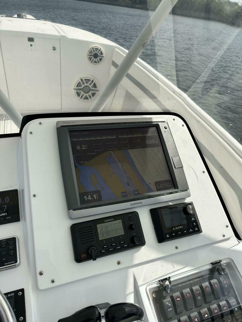 2003 Intrepid 32 - Image 12
