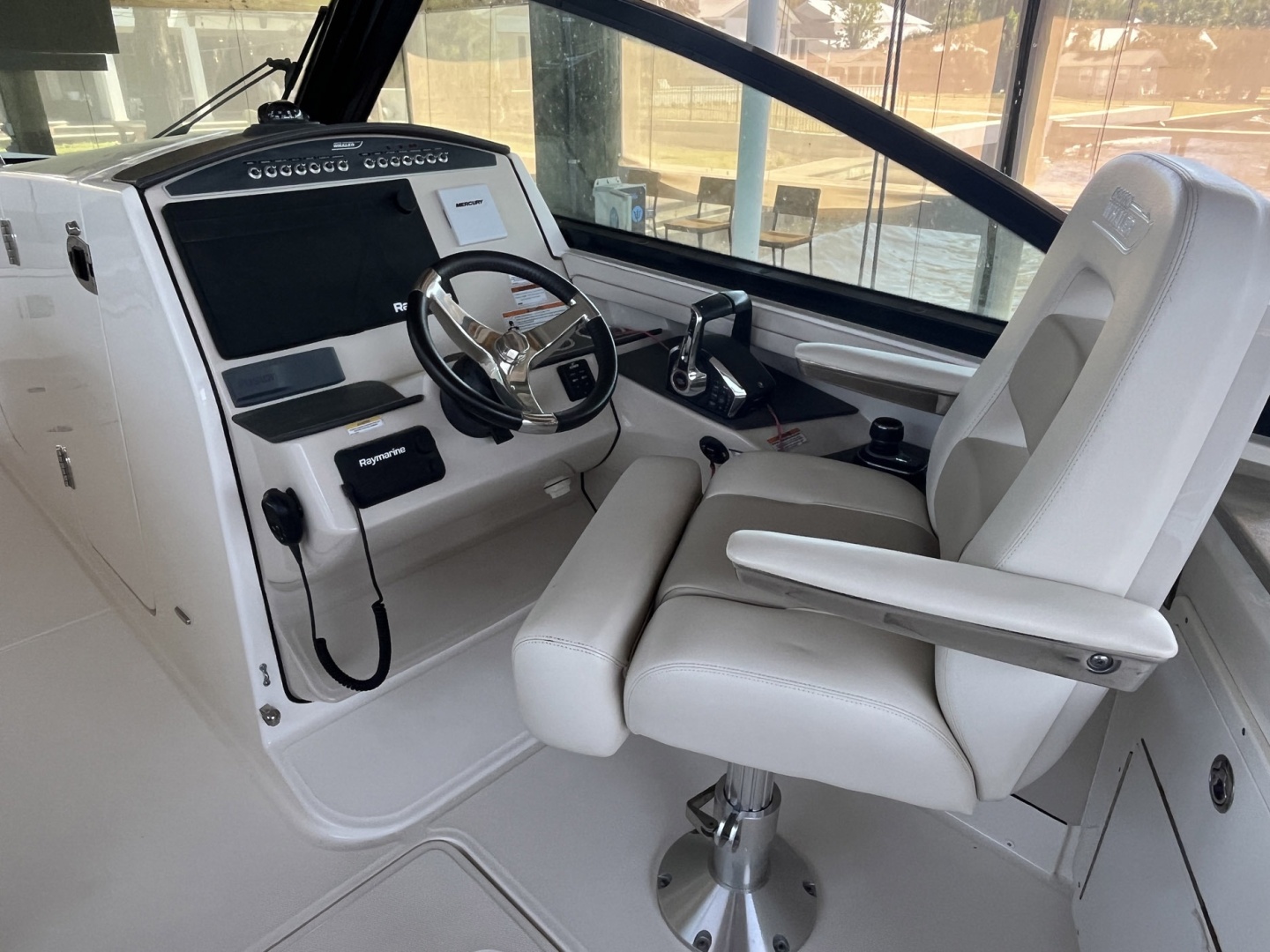 2022 Boston Whaler 320 Vantage - Image 15