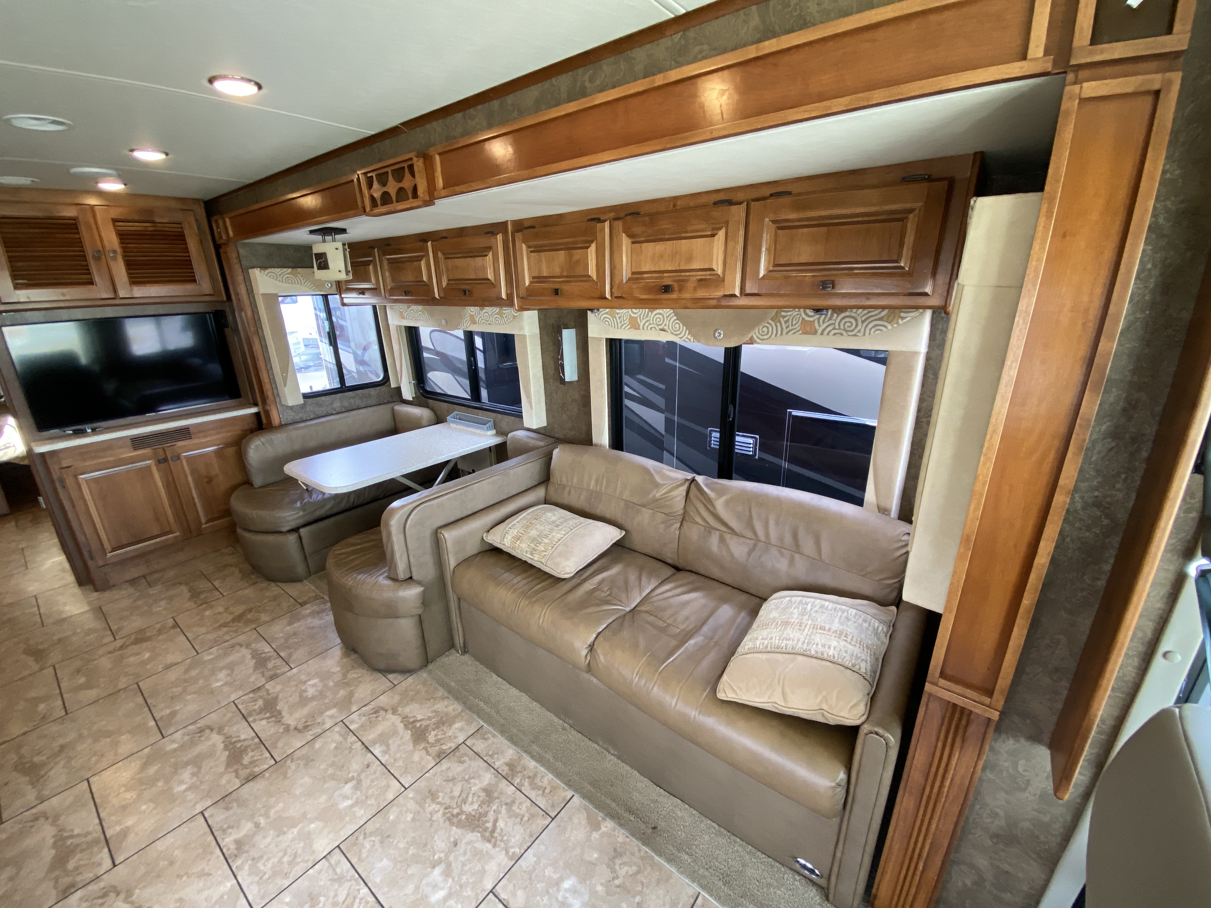 2014 Tiffin Allegro 32 CA - Image 8