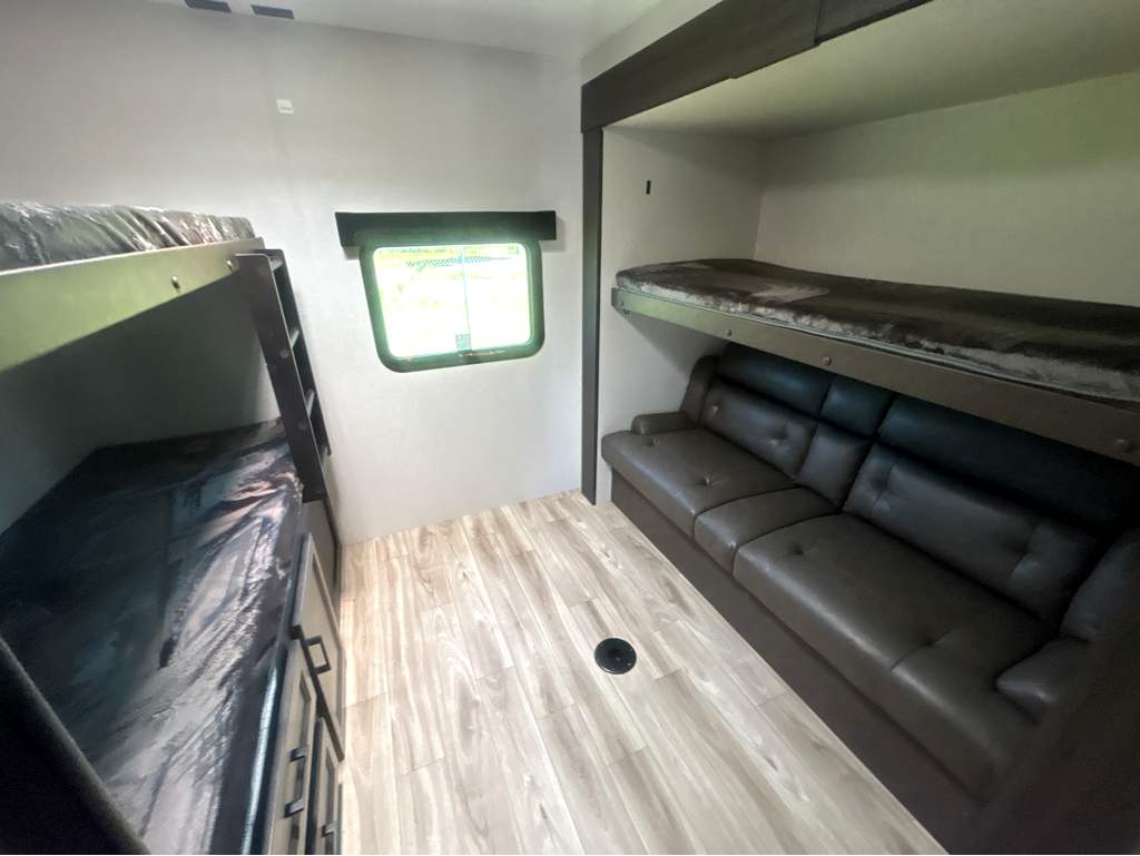 2026 VENTURE RV SPORTTREK 327VIK - Image 19
