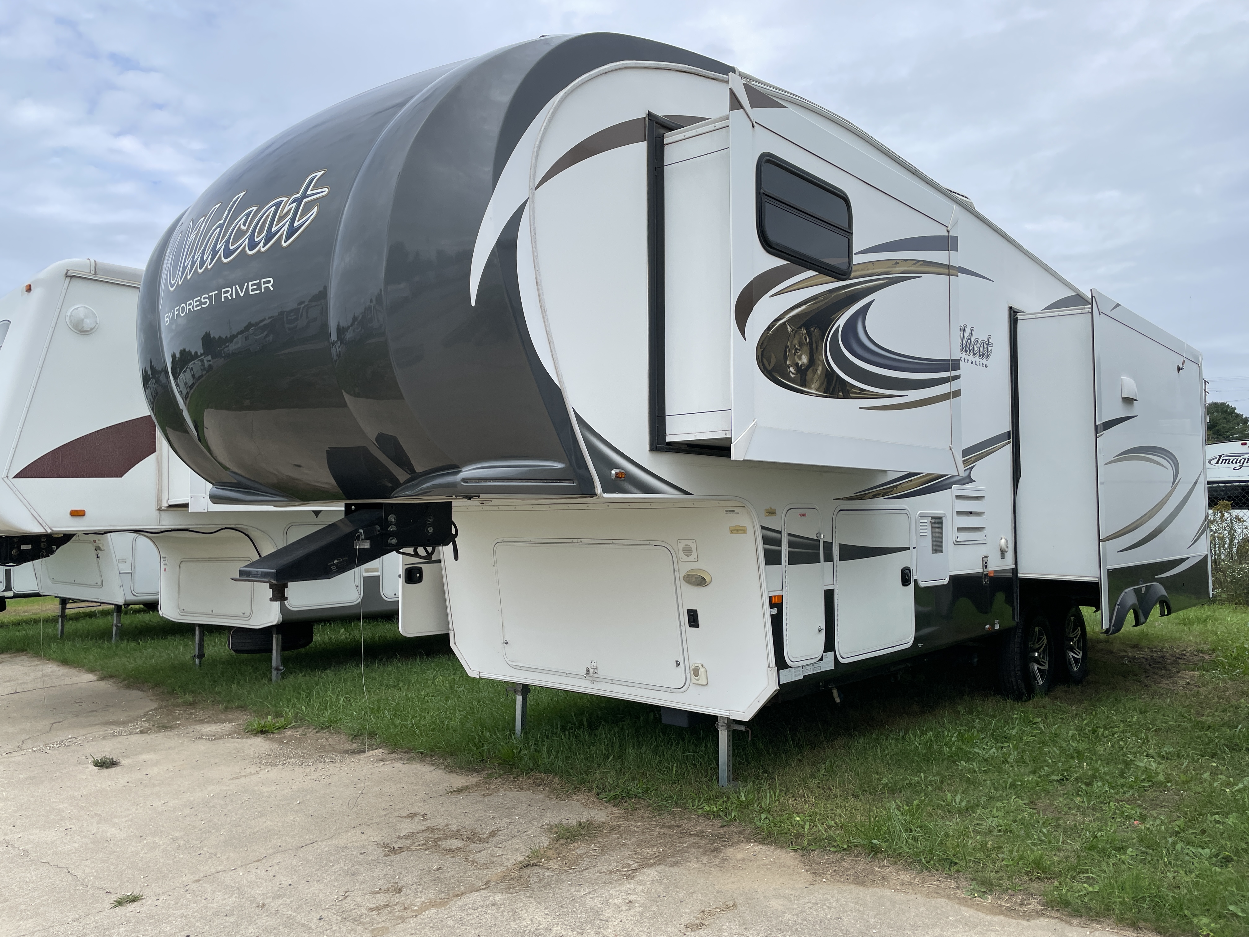 2015 Forest River Wildcat 295RSX - Image 6