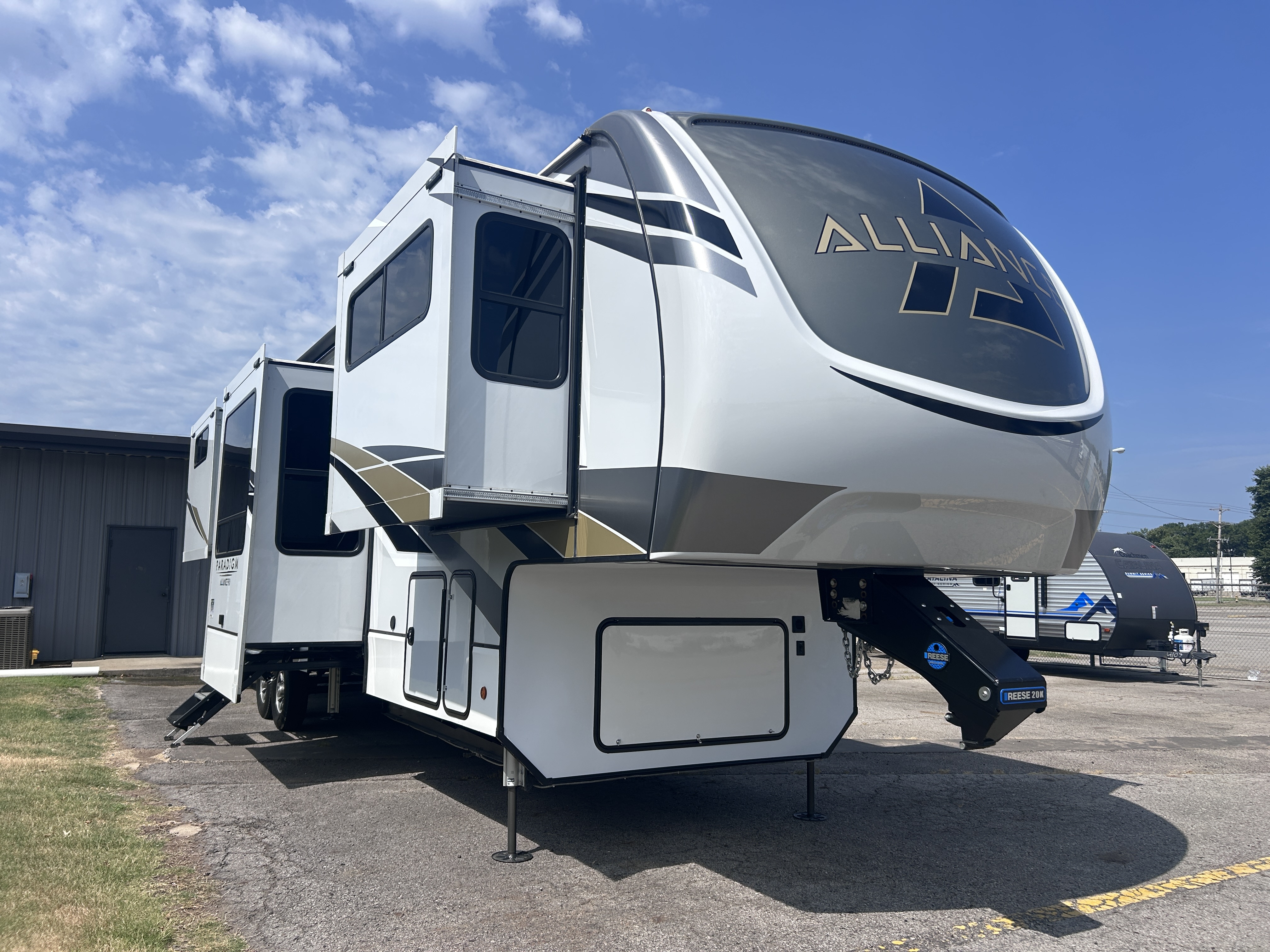 2022 Alliance 385FL PARADIGM - Image 1