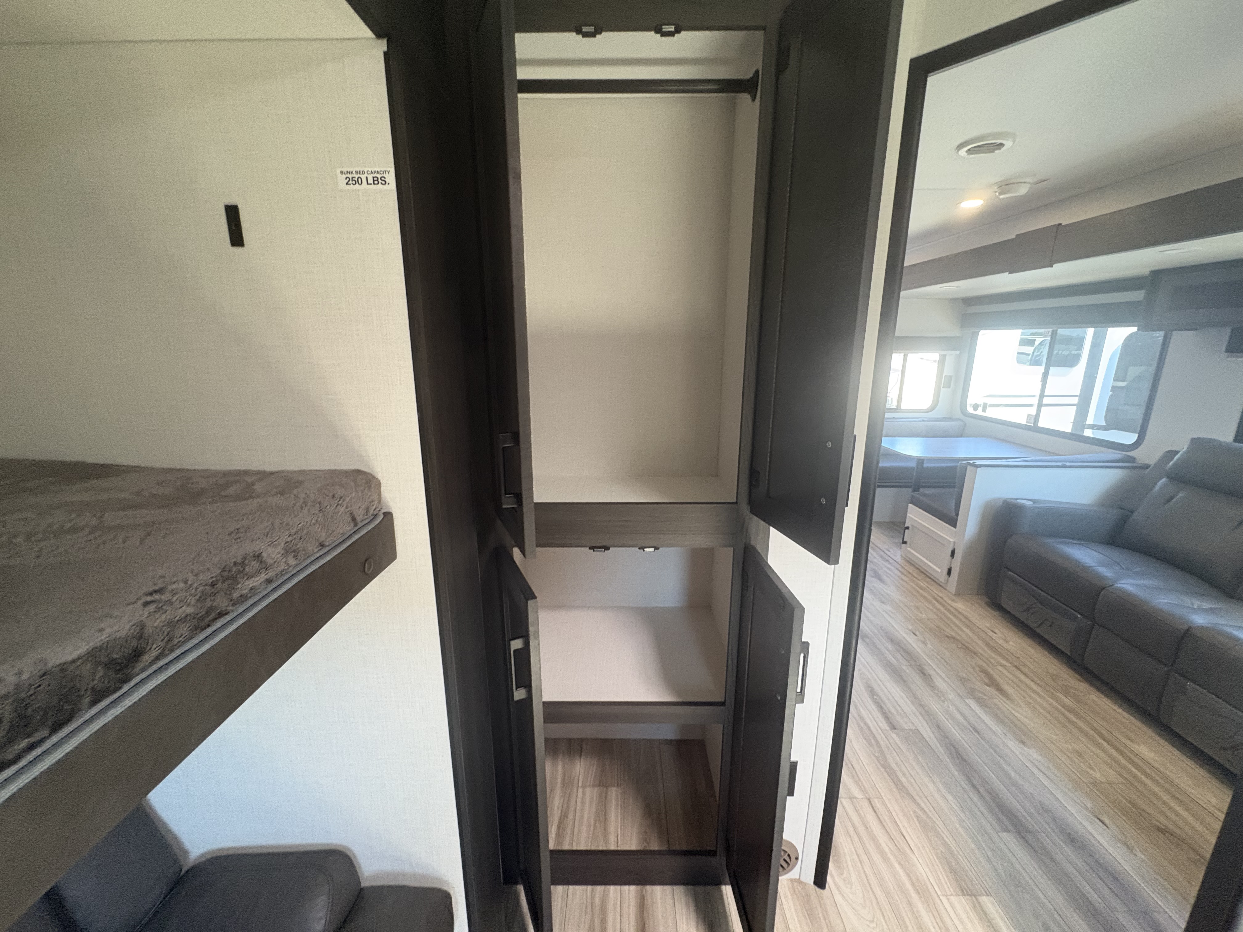 2026 VENTURE RV SPORTTREK 327VIK - Image 23