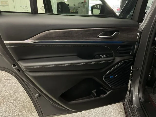 2022 Jeep Grand-Cherokee-L Laredo Altitude 4x4 - Image 14