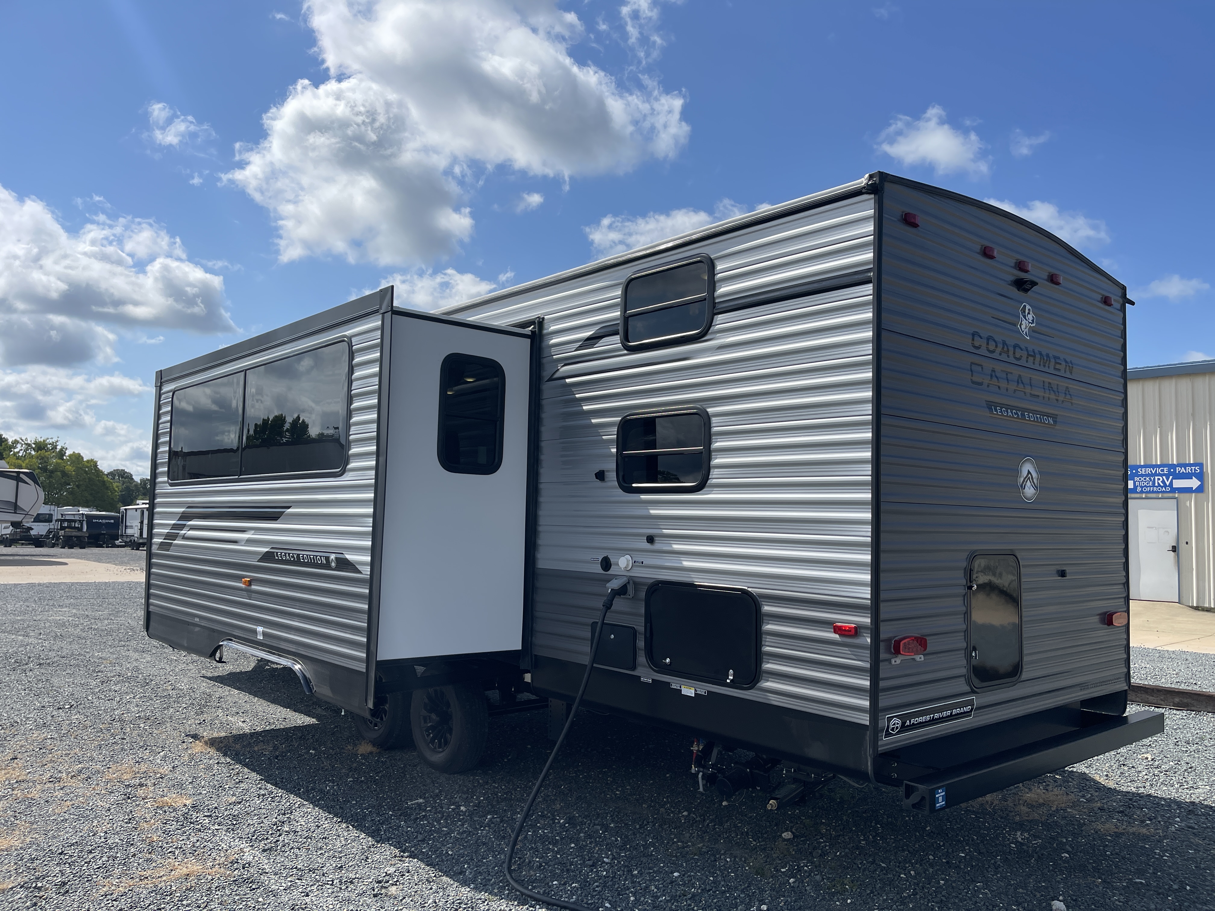 2027 Coachmen Catalina Legacy Edition 273DBHCK - Image 6