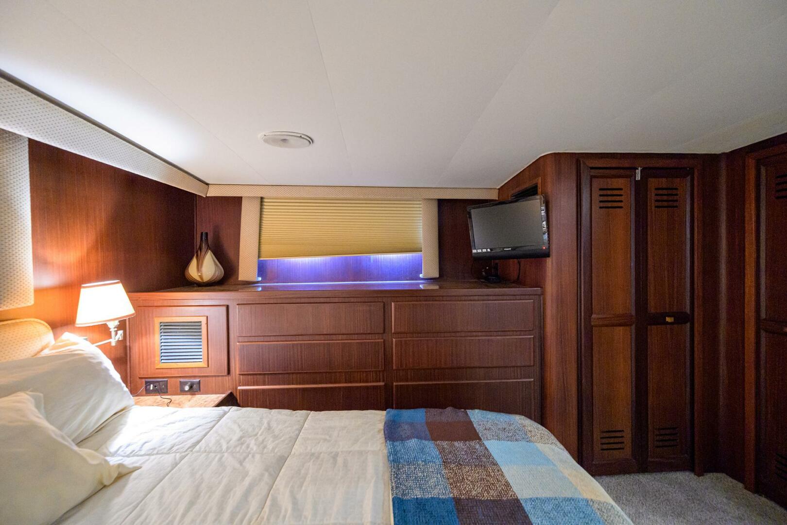 2003 Jupiter 31 Cuddy - Image 76