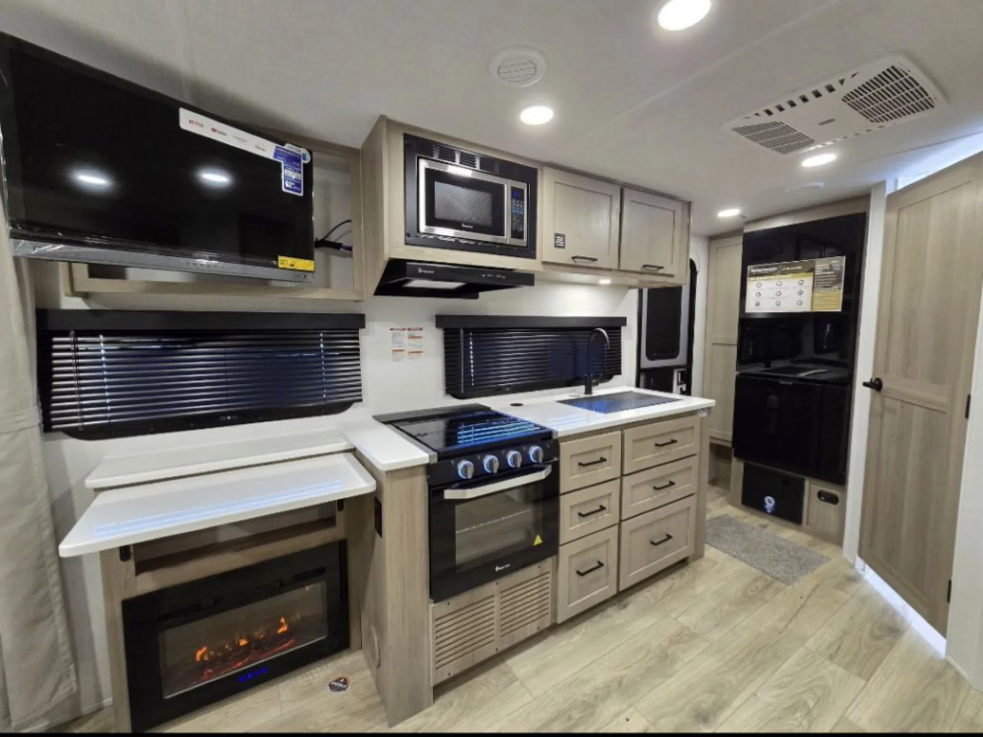 2026 FOREST RIVER ROCKWOOD MINI LITE 2205S - Image 10