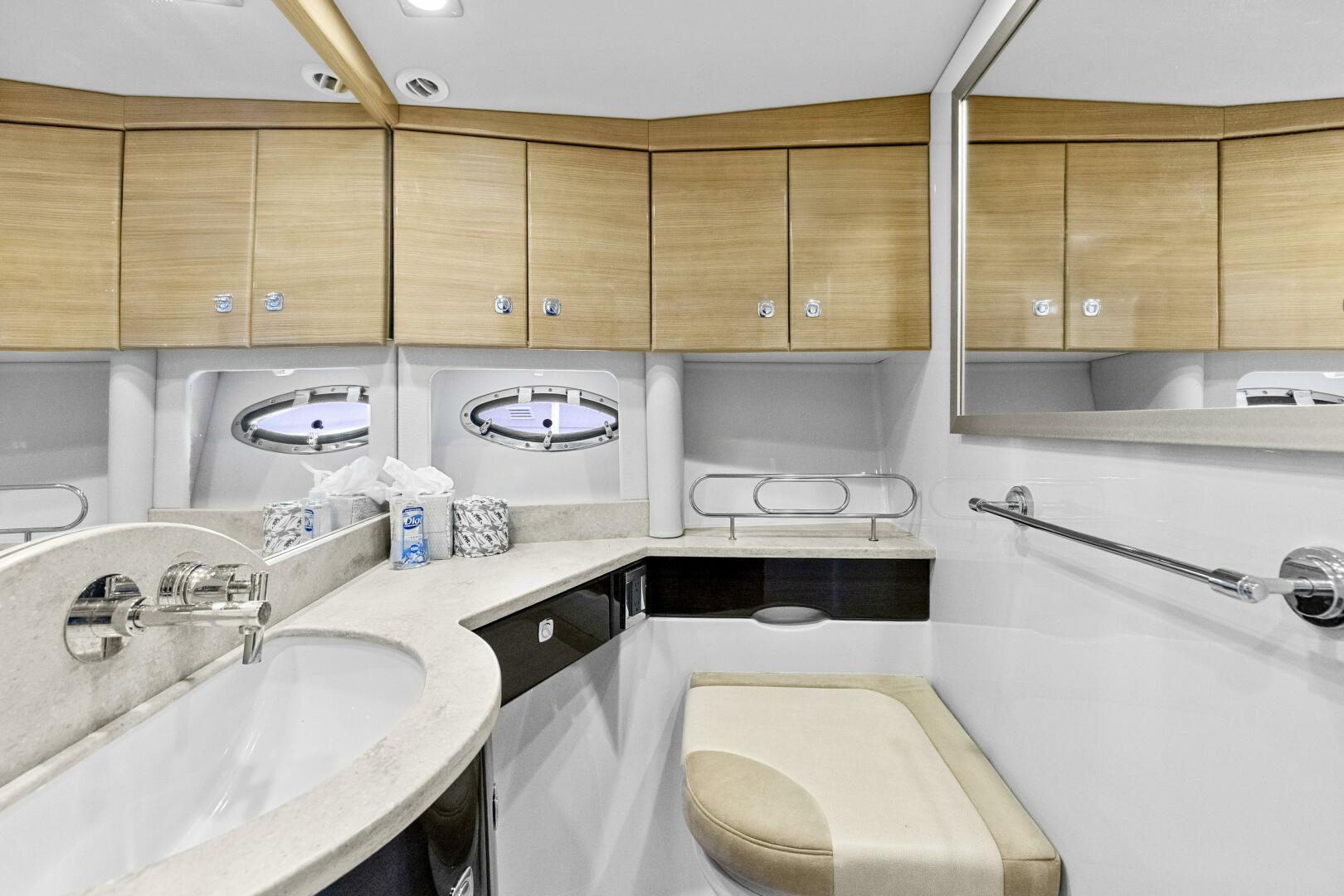 2016 Formula 45 Yacht - Image 32