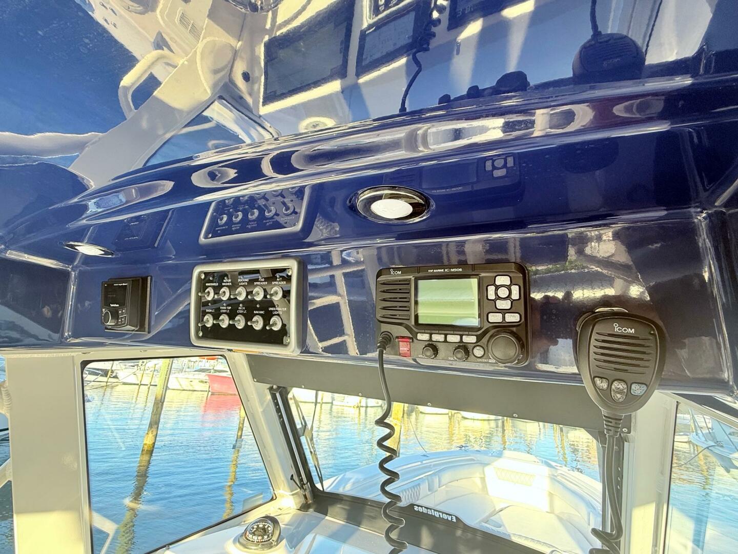 2014 Everglades 355 Center Console - Image 22