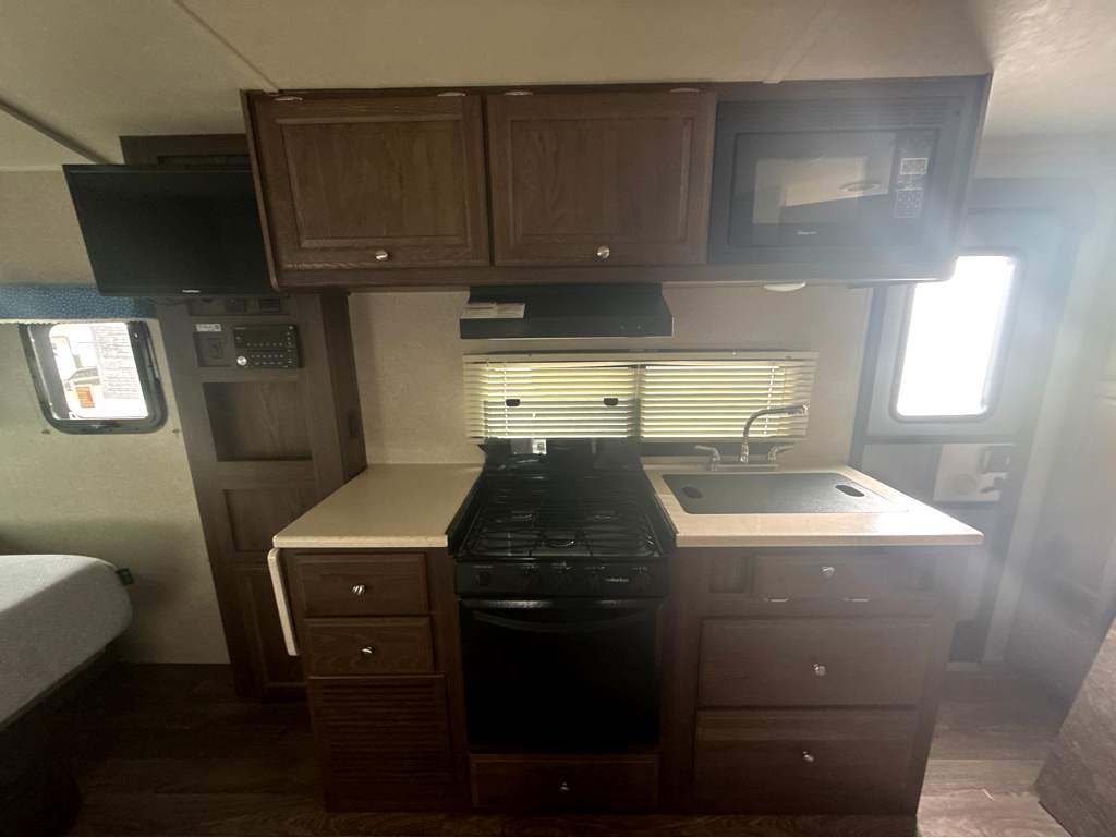 2019 FOREST RIVER FLAGSTAFF 21FBRS - Image 9