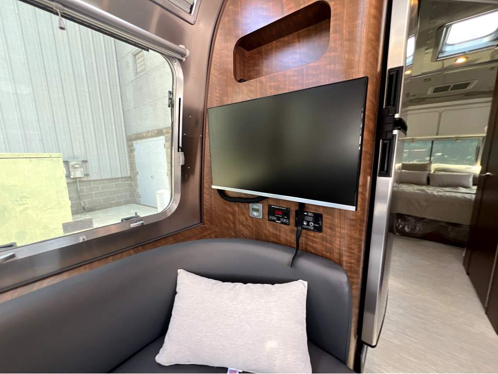 2026 AIRSTREAM GLOBETROTTER 27FBQ - Image 9