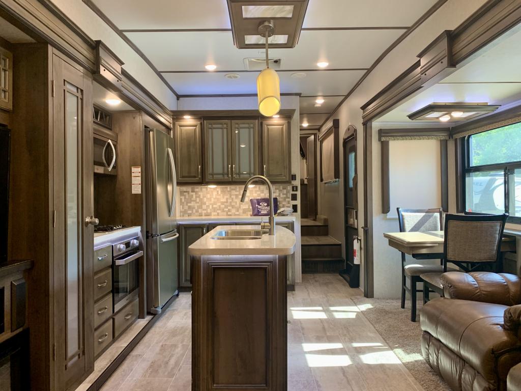 2019 Keystone Montana 3811MS - Image 8