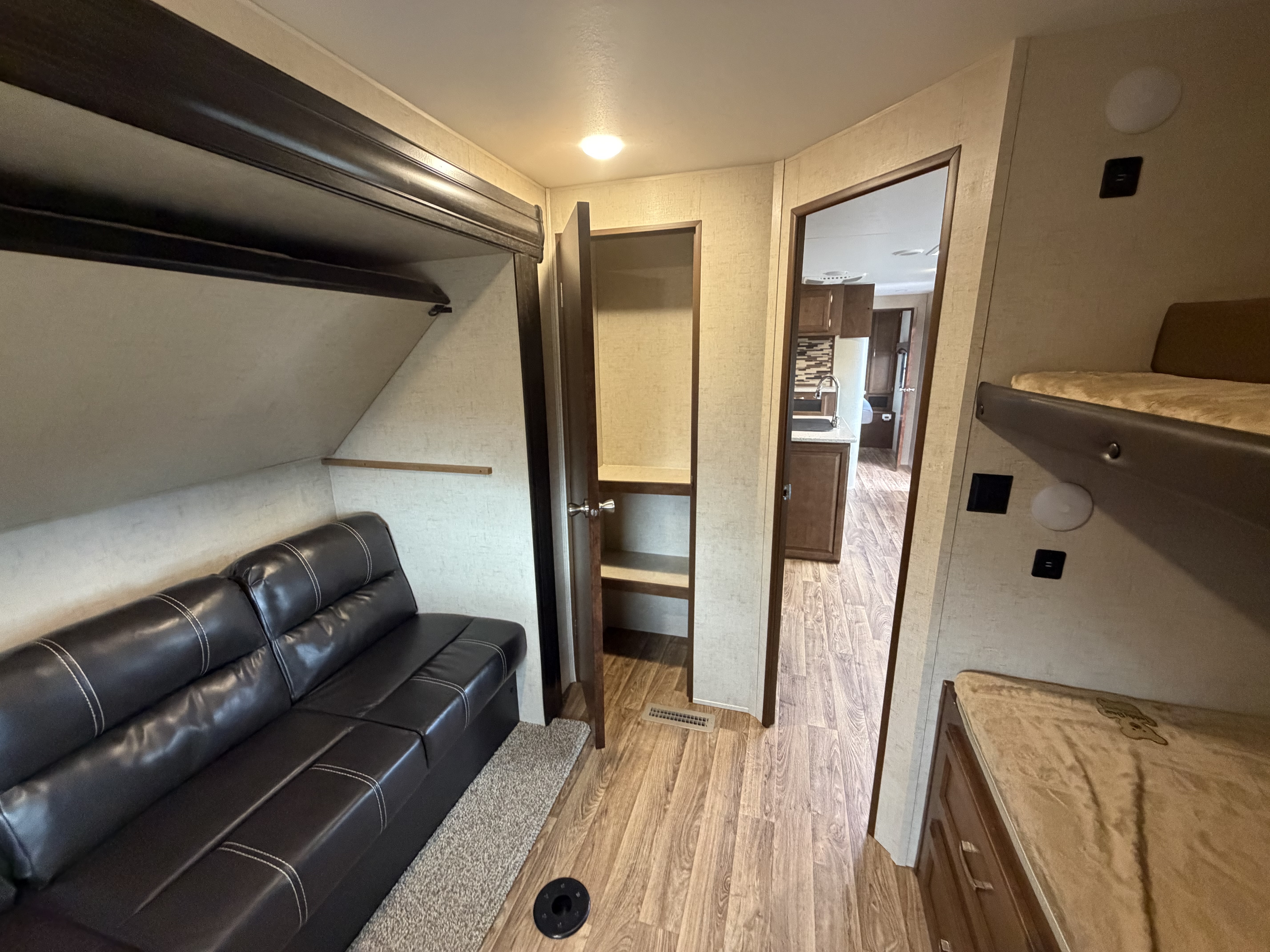 2018 VENTURE RV SPORT TREK 327 VIK - Image 13