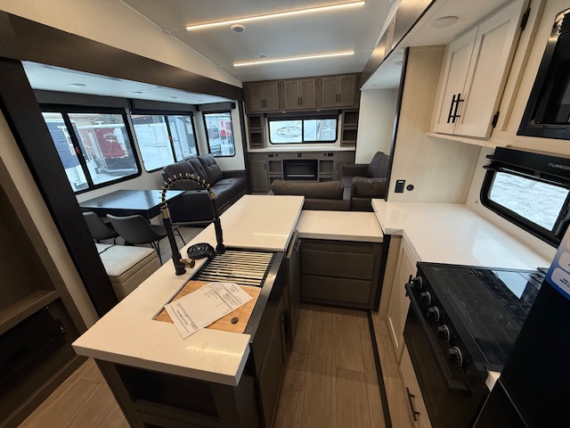 2026 CHEROKEE ARCTIC WOLF 289PANO - Image 12