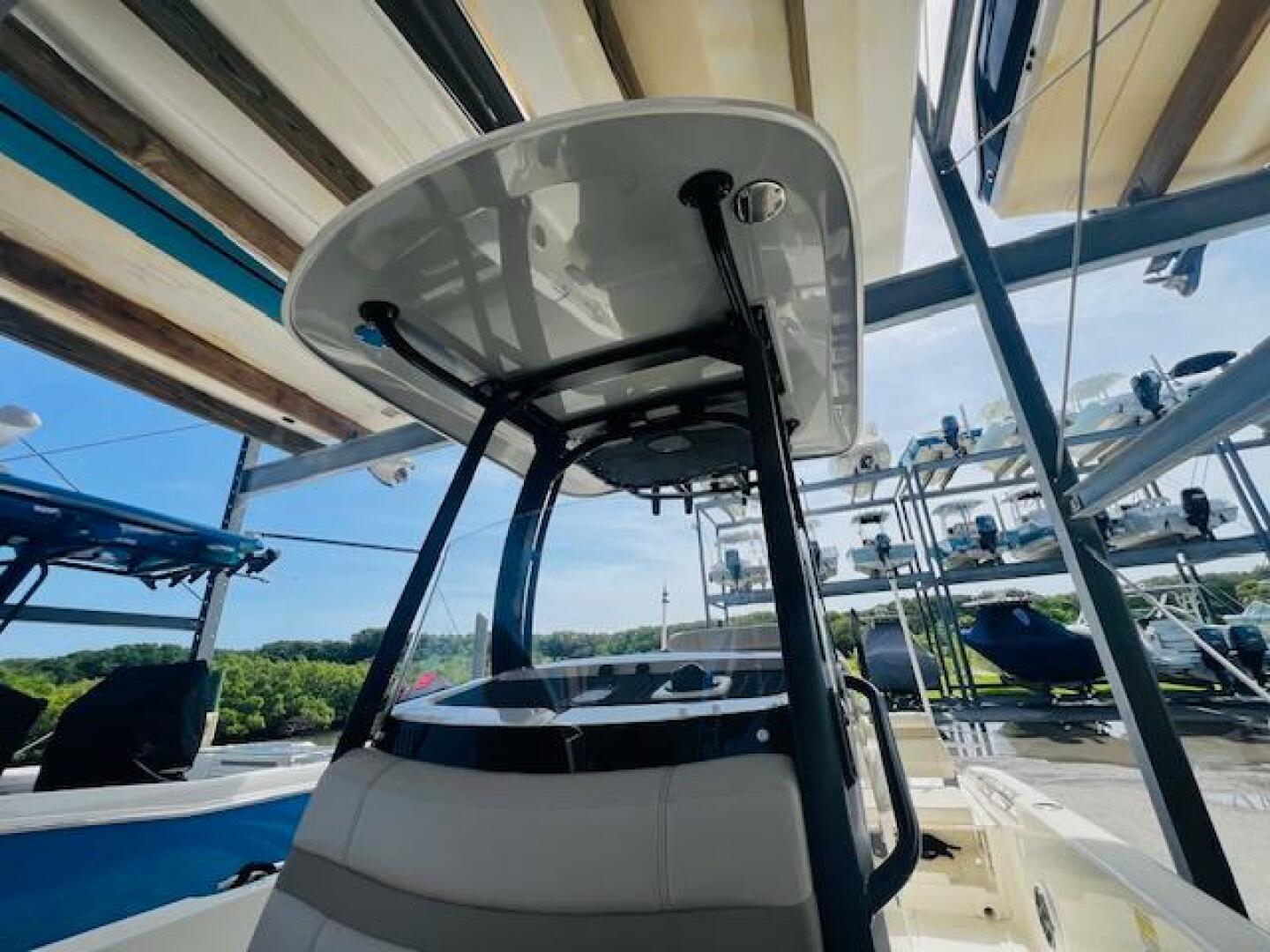 2023 Boston Whaler 250 DAUNTLESS Base - Image 15