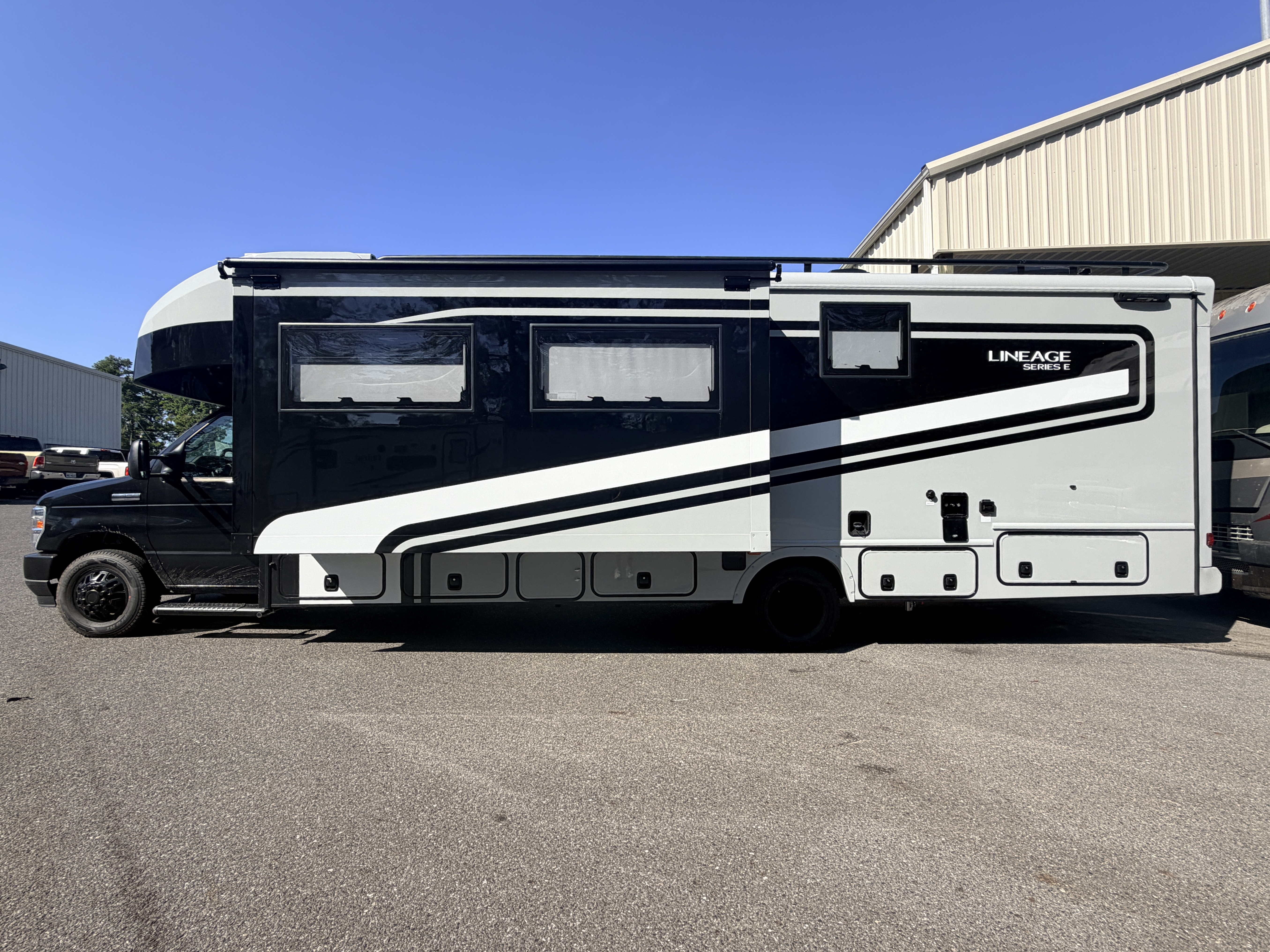 2027 Grand Design LINEAGE SERIES E 30DC - Image 4