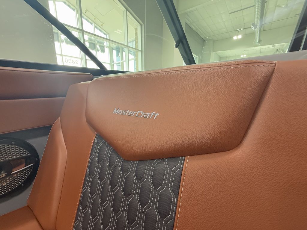 2025 MasterCraft XT22 - Image 35