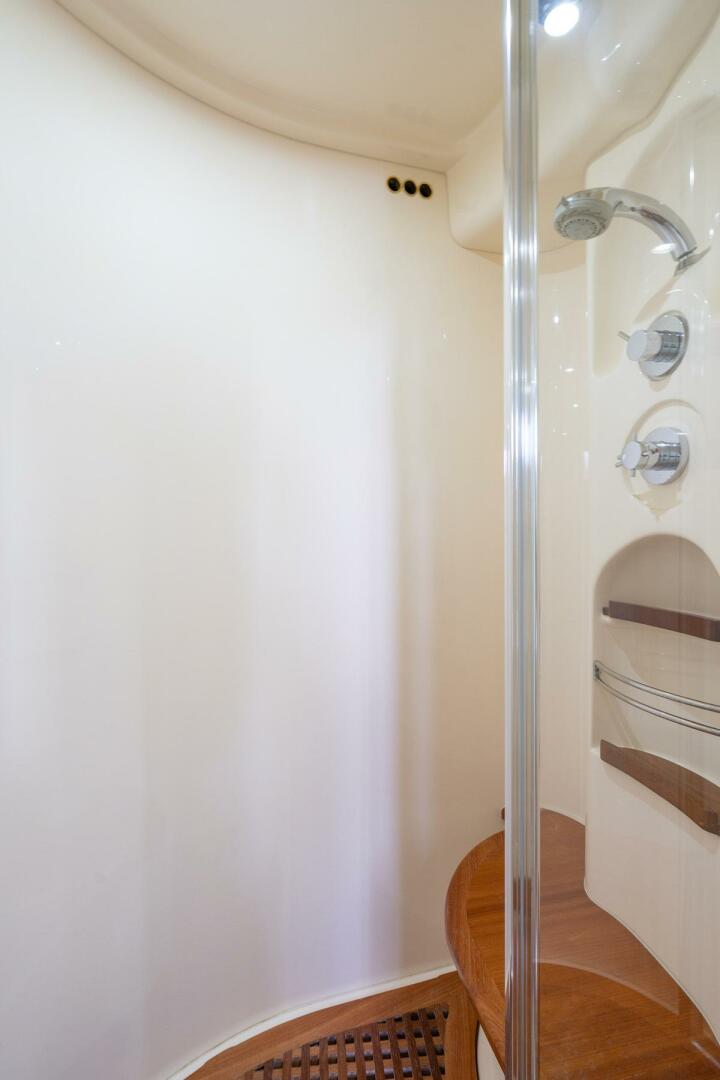 2009 Azimut 62E - Image 48