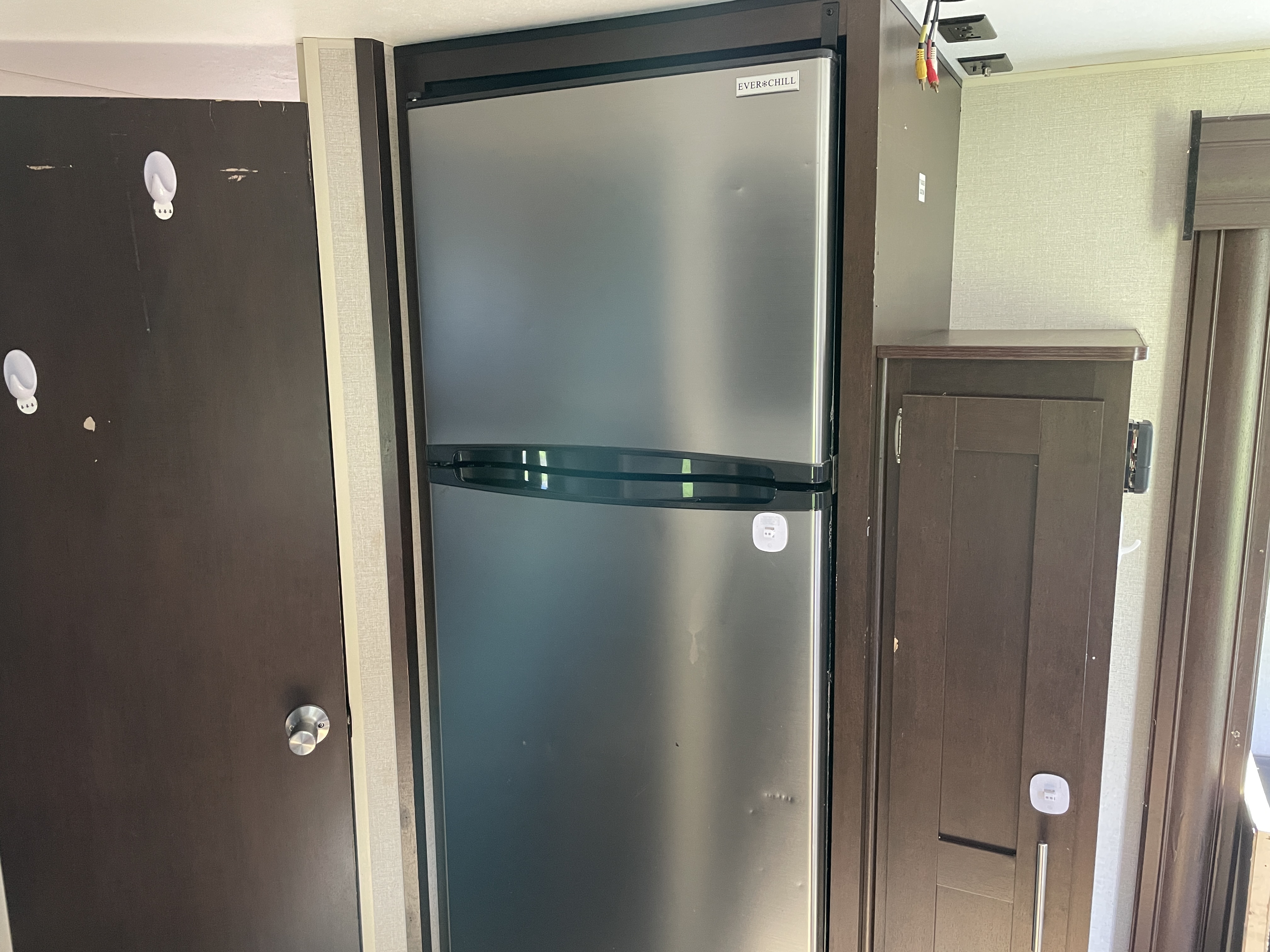 2019 KZ RV Sportsmen LE 231BHKLE - Image 10