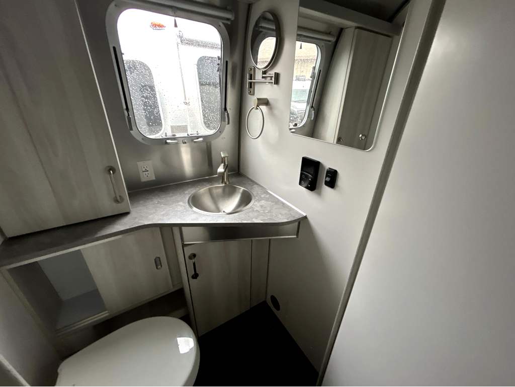 2027 Airstream International 25FB - Image 23