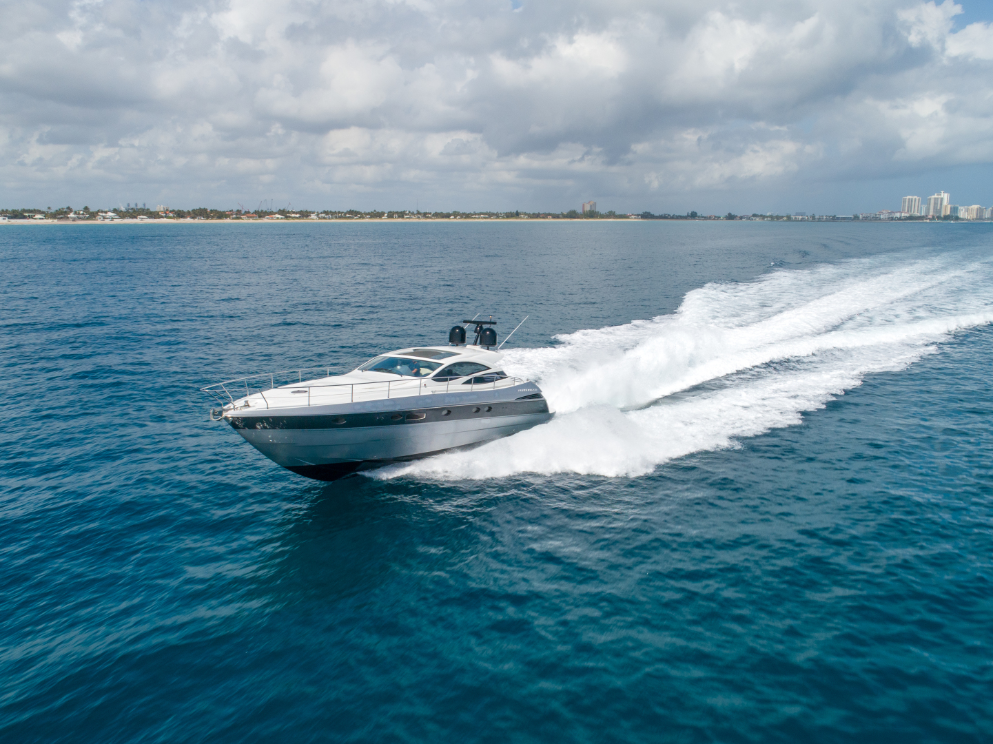 2004 Pershing Express - Image 9