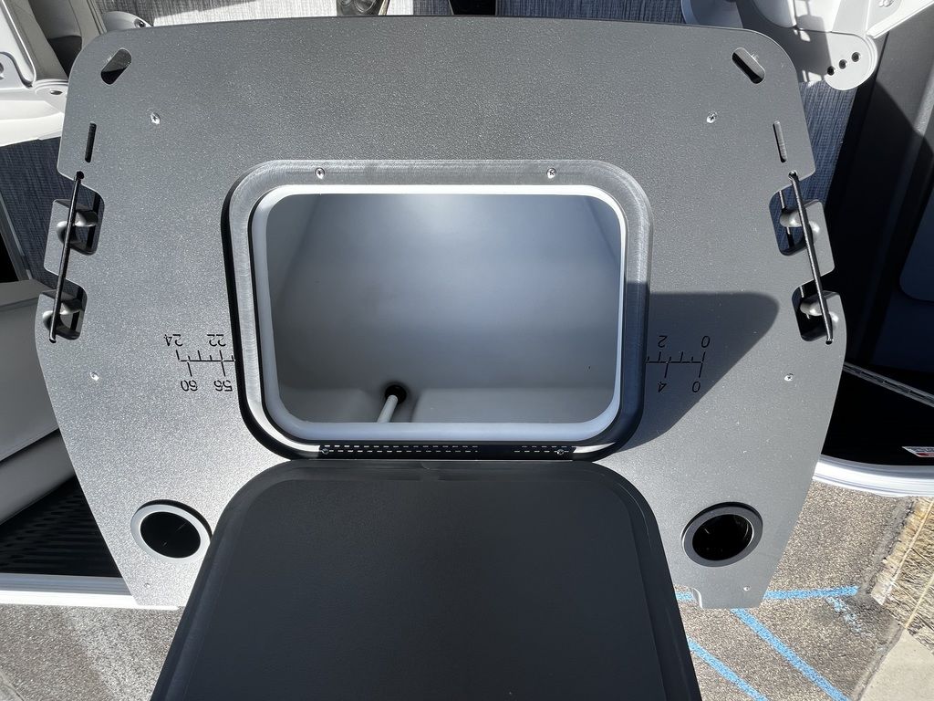 2026 Bennington 22SFC TriToon Pontoon - Image 7