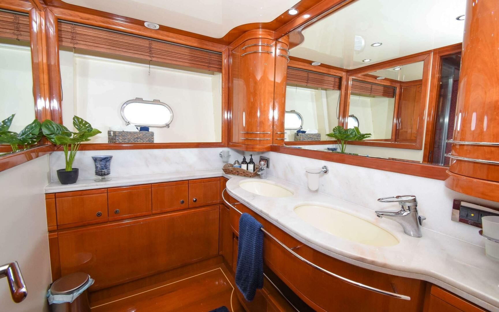 2006 Ferretti Yachts 881 - Image 9