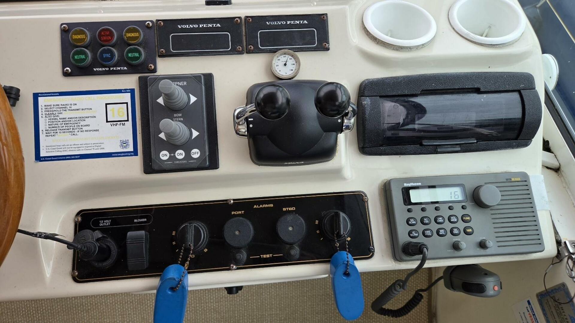 2000 Cruisers Yachts 4450 Express Motor Yacht - Image 25