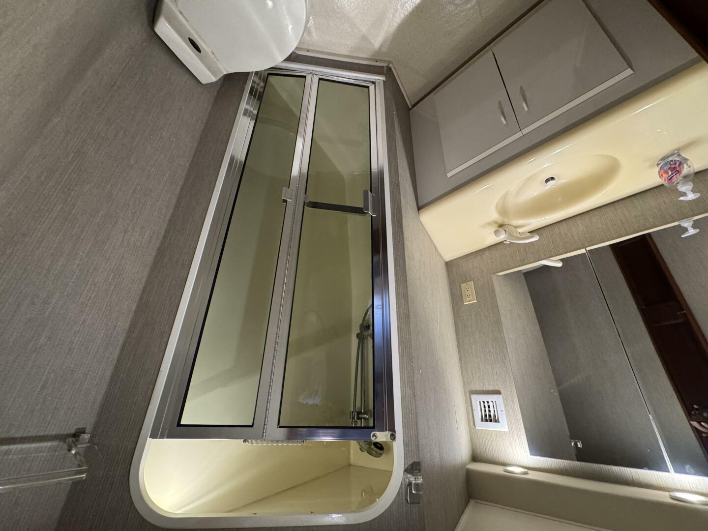 1995 Viking 58 Convertible - Image 39