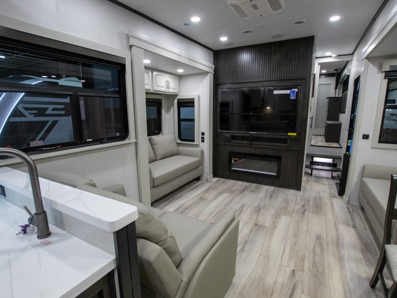 2025 Keystone Alpine 3910RK - Image 10