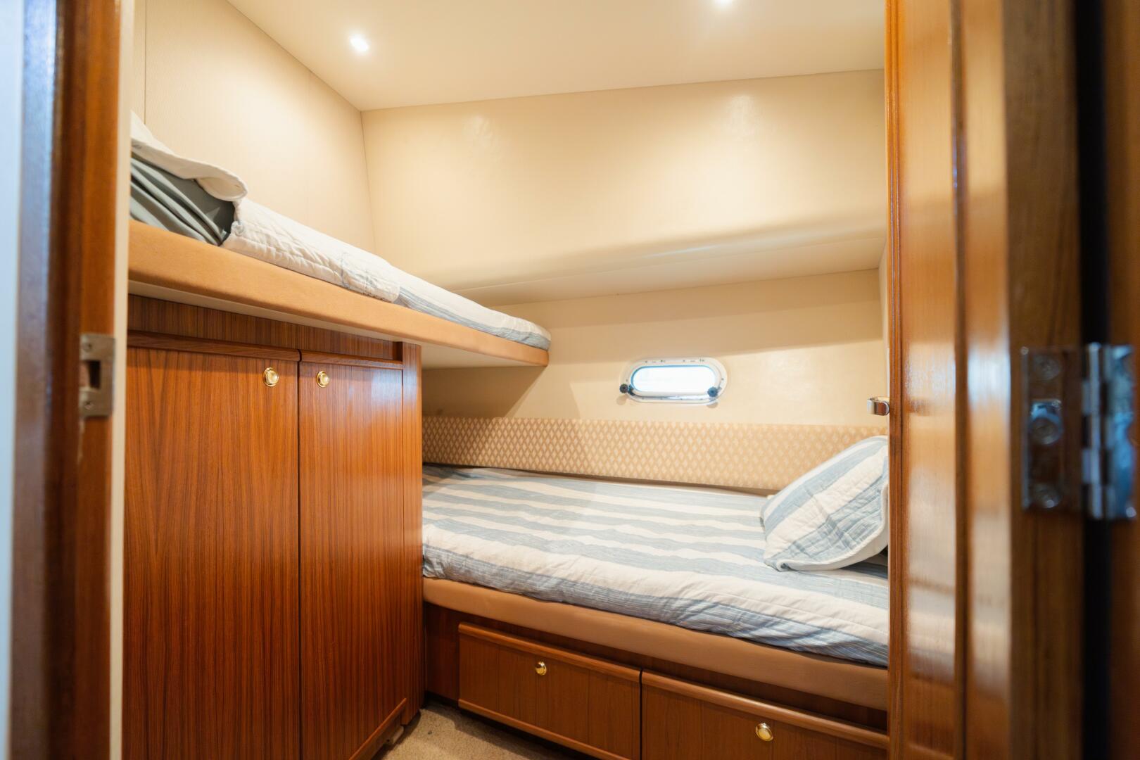 1999 Bayliner 5788 - Image 43