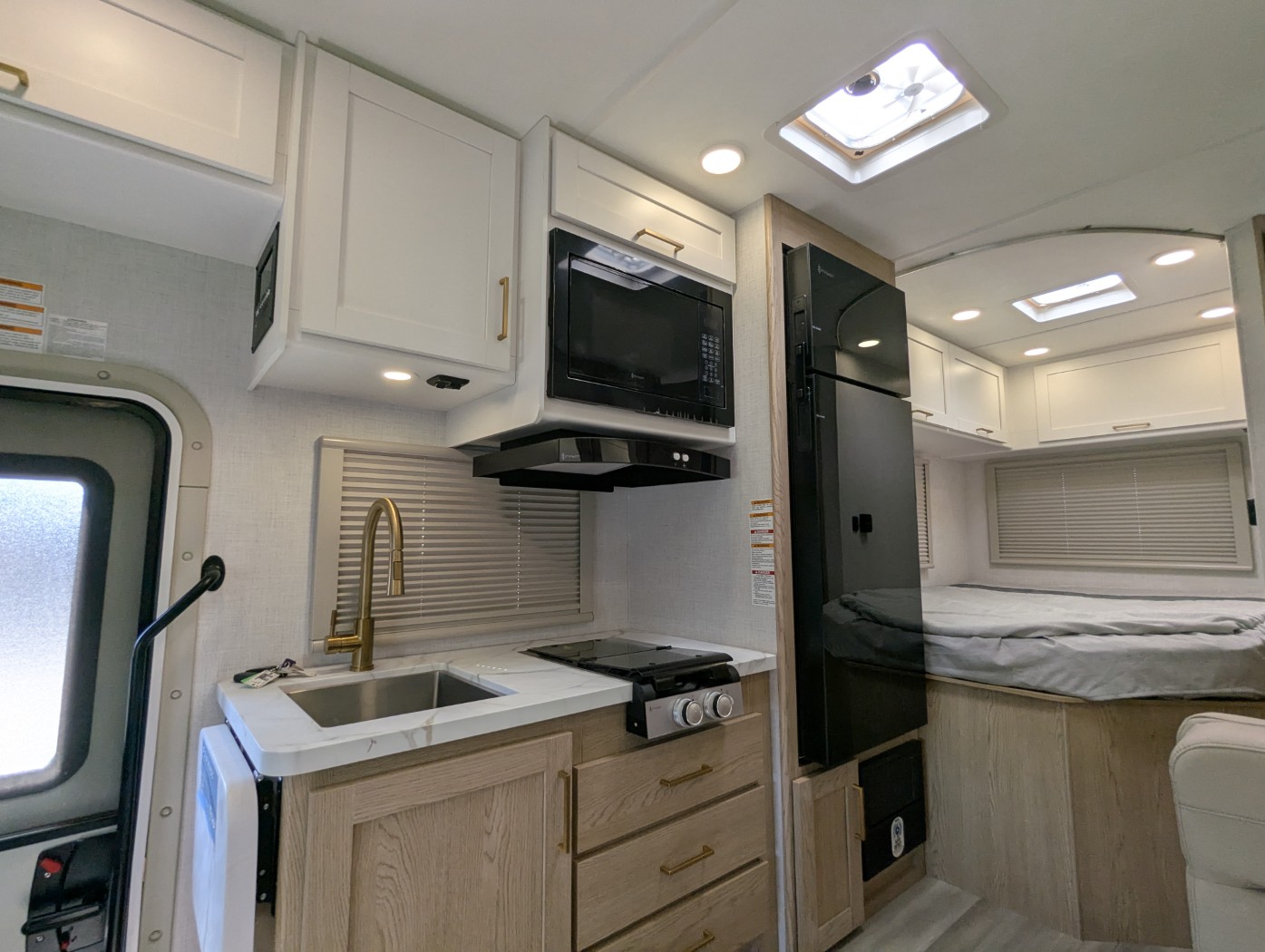 2027 Thor Motor Coach Four Winds 21Z - Image 21