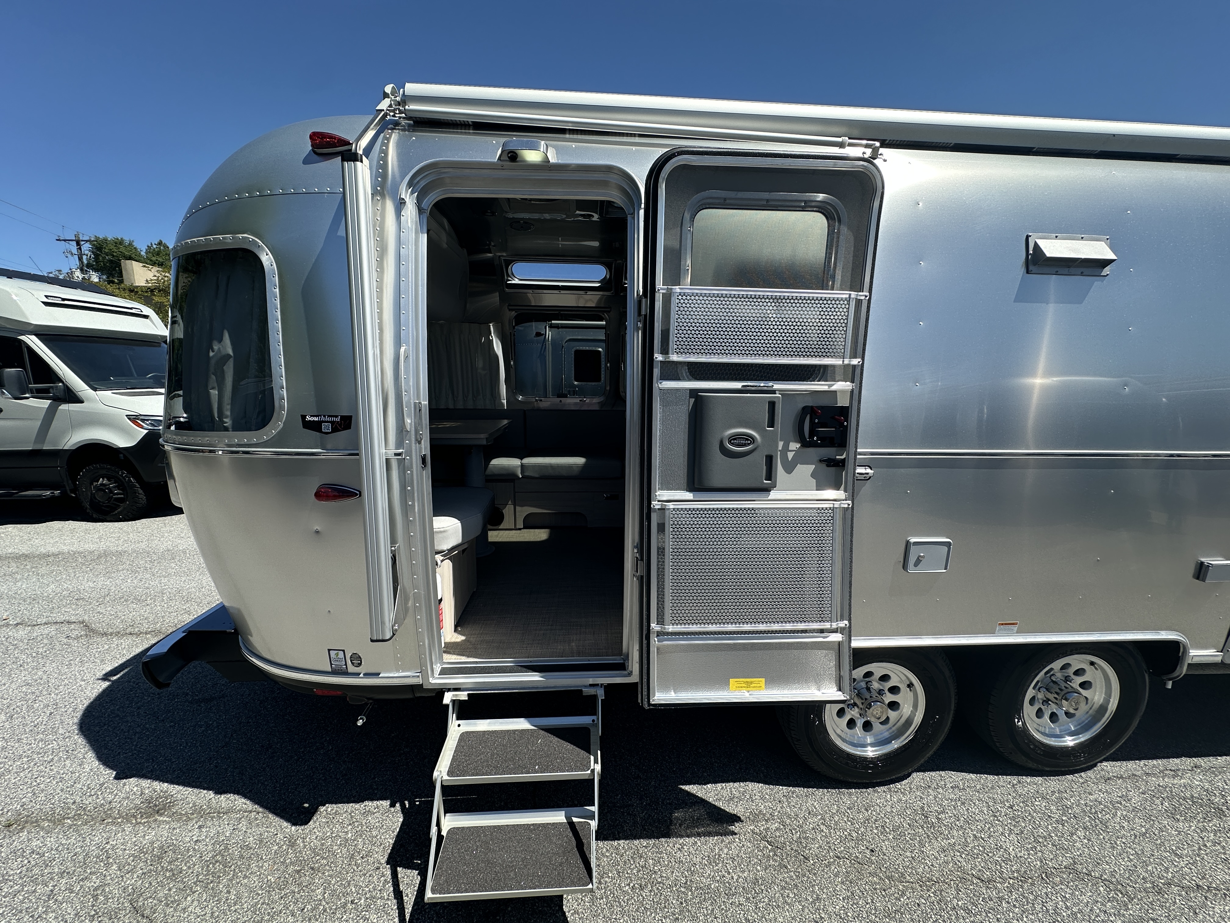2026 Airstream Globetrotter 27FB Twin - Image 6