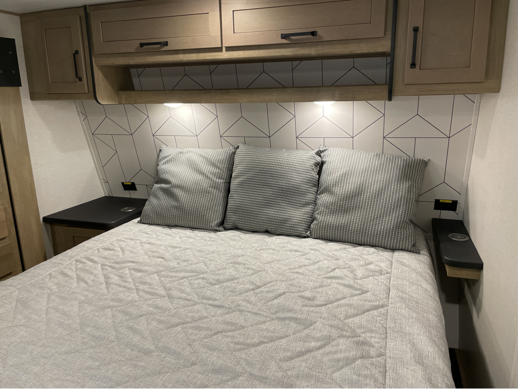 2022 Keystone Raptor 351 - Image 24