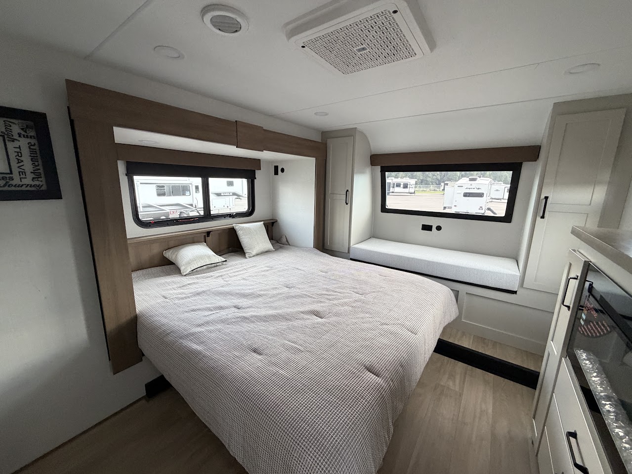 2027 VENTURE RV SPORTTREK 353VIK - Image 31