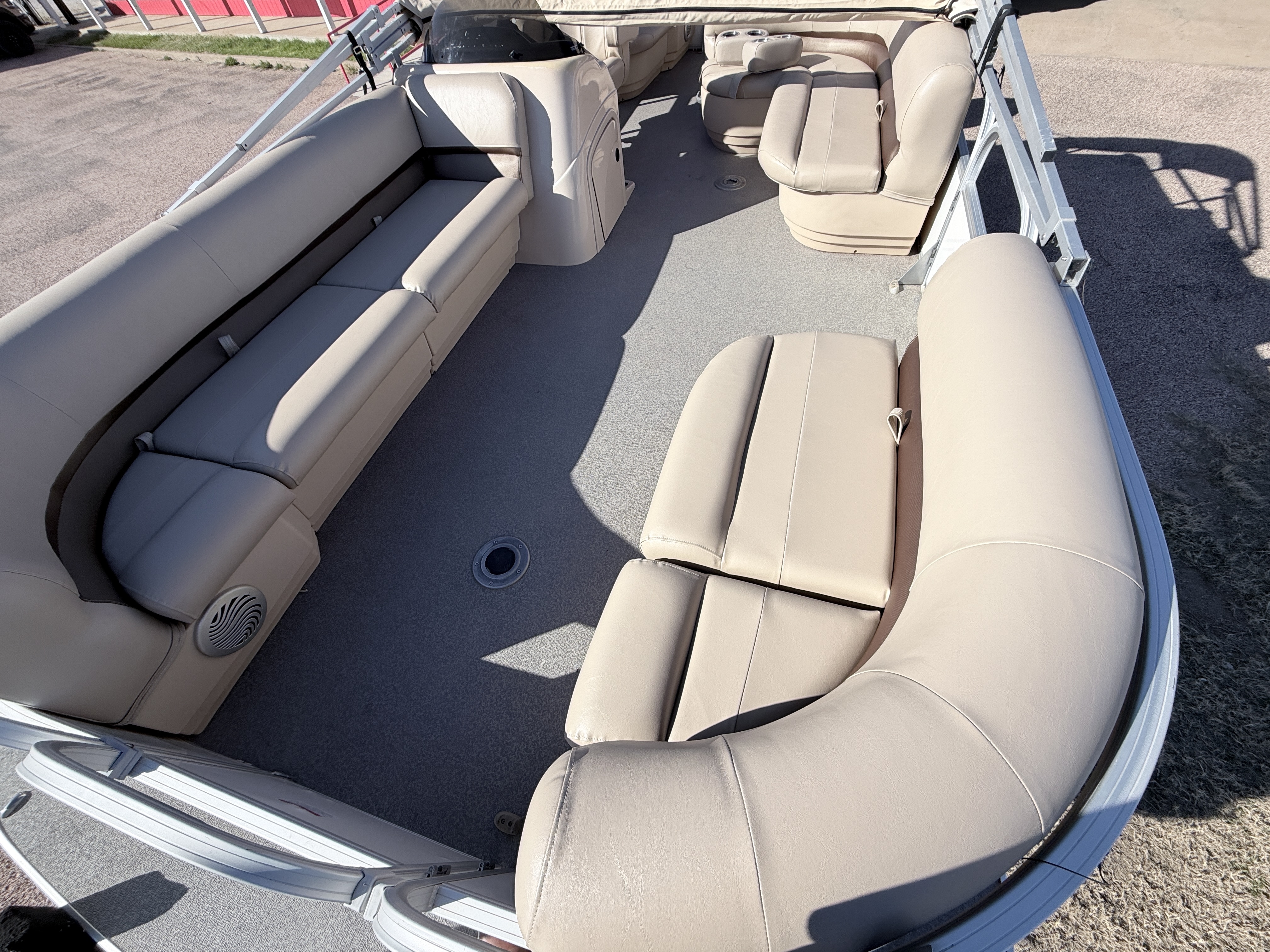 2017 TRACKER 2016 PARTY BARGE 22 DLX - Image 6
