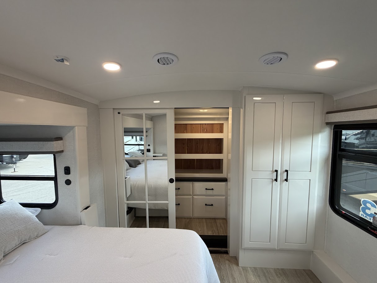 2027 JAYCO PINNACLE 32RLTS - Image 43