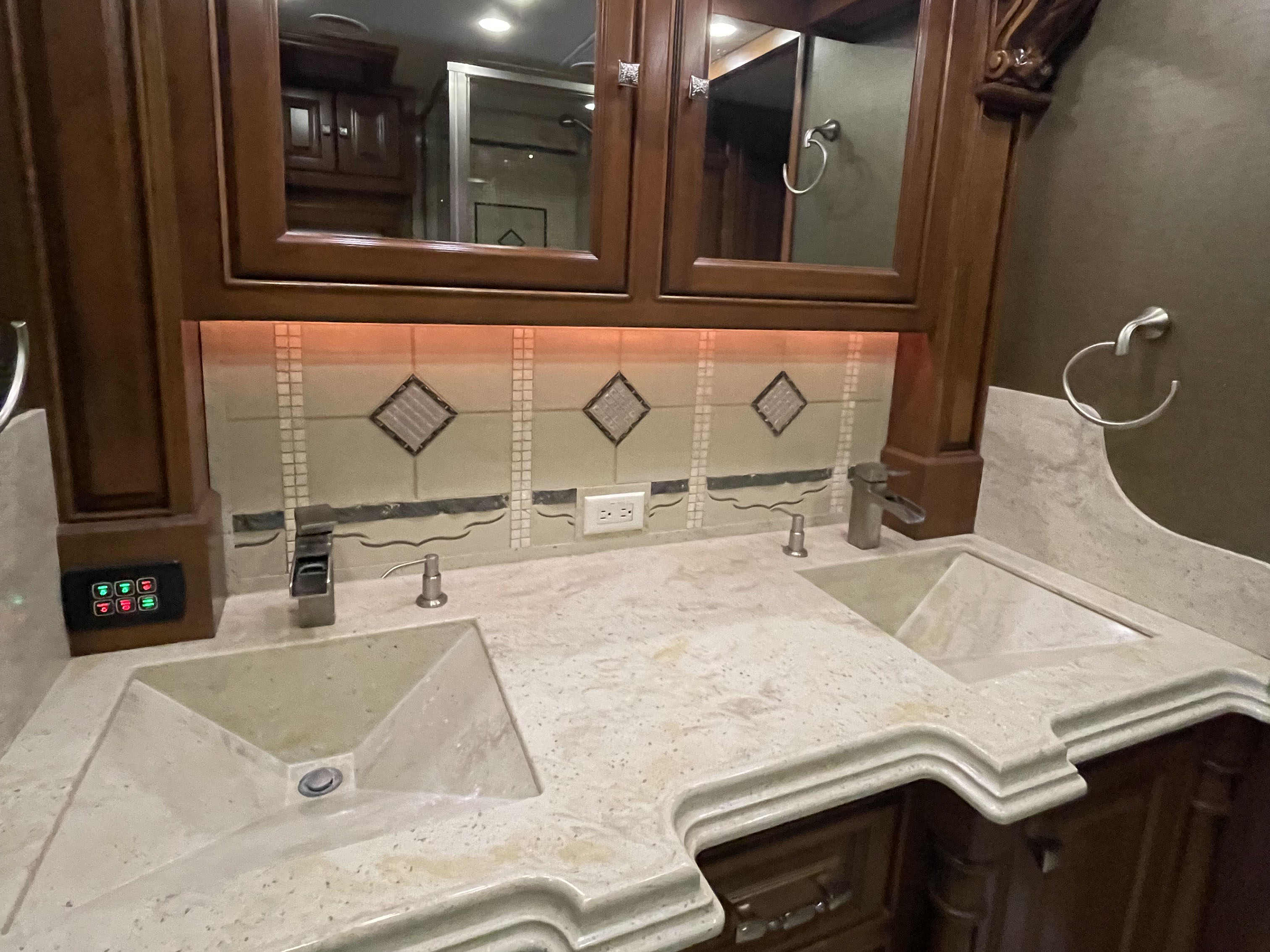 2013 TIFFIN ZEPHYR 45LZ - Image 22