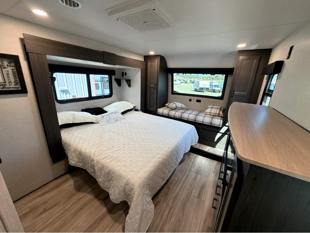 2026 VENTURE RV SPORTTREK 363VFR - Image 30