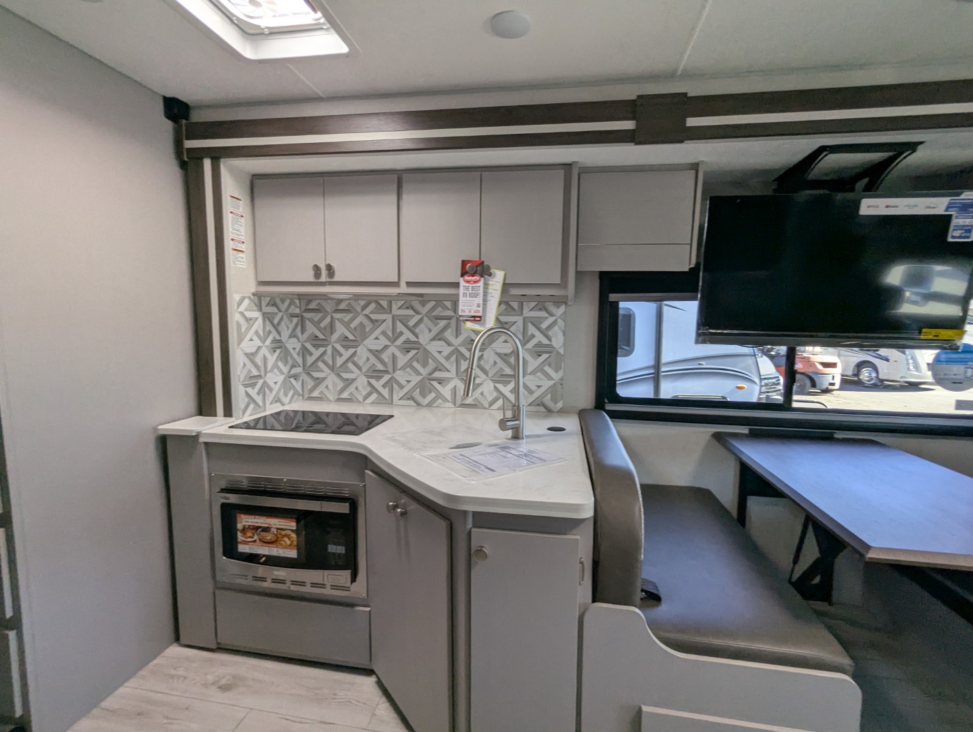 2026 Coachmen Entourage 320LV - Image 15