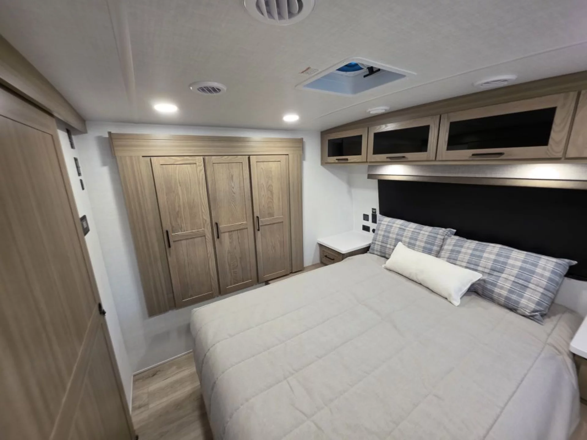 2027 FOREST RIVER ROCKWOOD ULTRA LITE 2618RD - Image 19