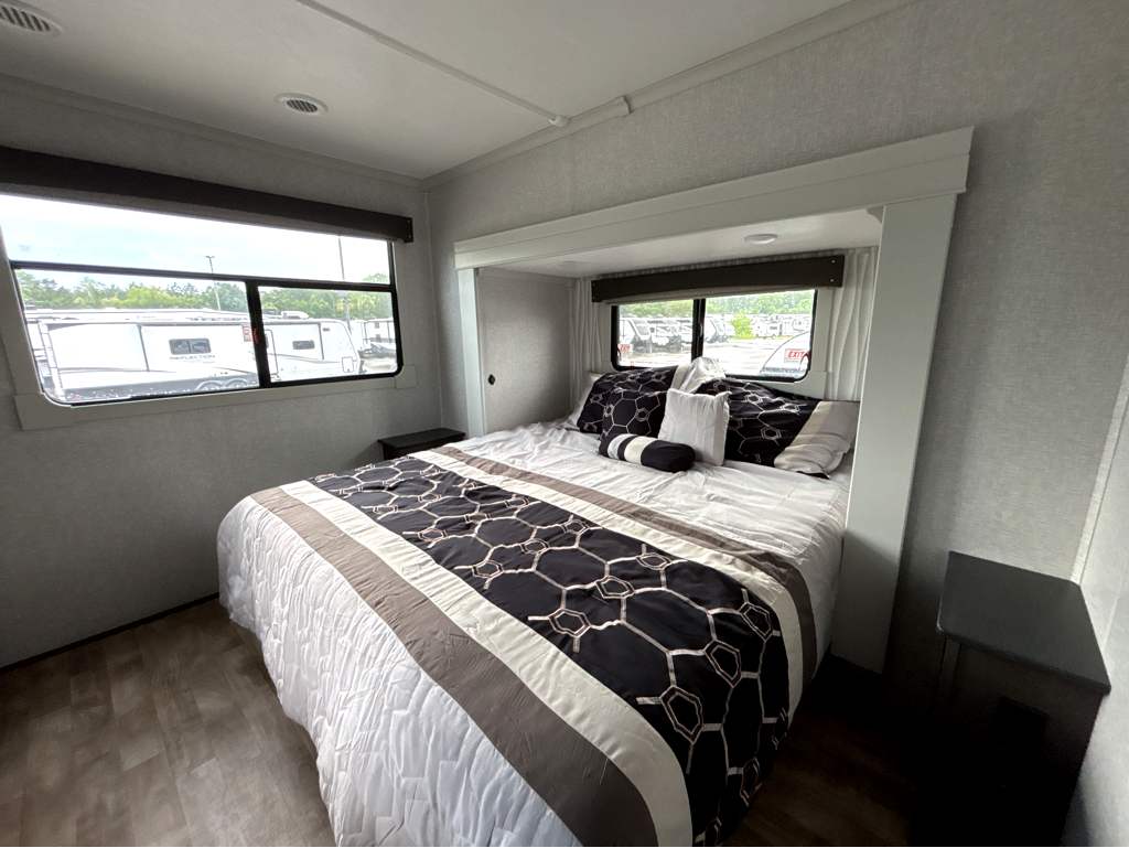 2025 CROSSROADS REDWOOD REGENCY 3951BAM - Image 23