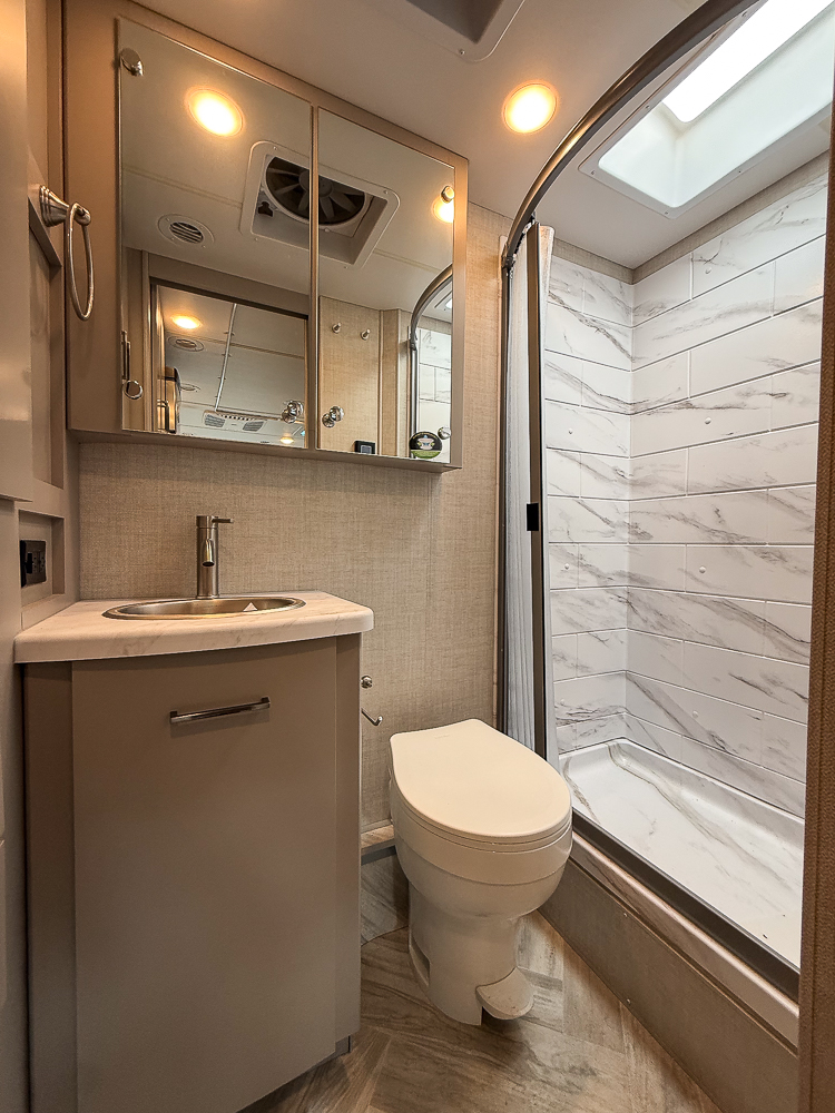 2025 THOR MOTORCOACH 24FB - Image 47