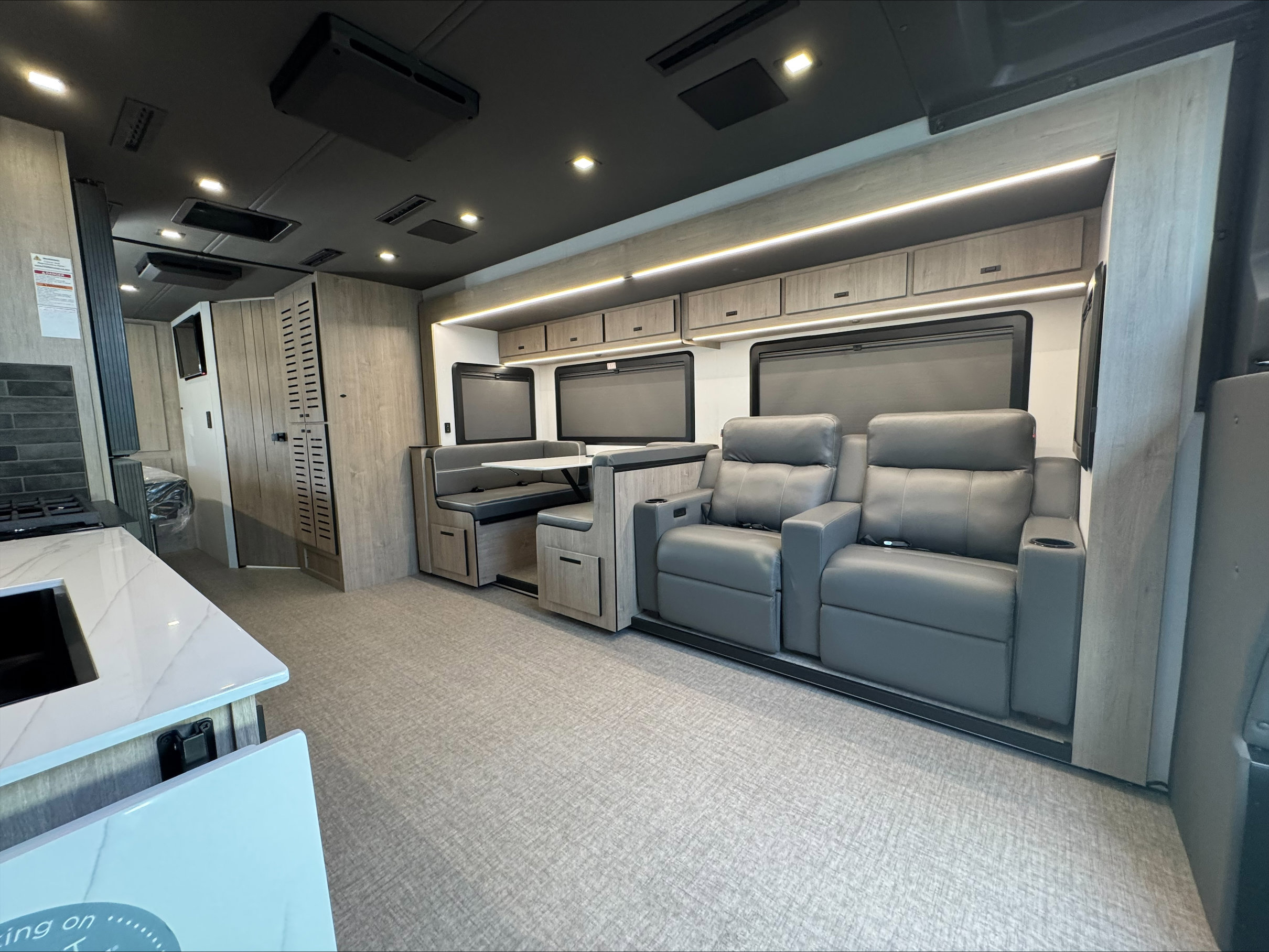 2026 GRAND DESIGN LINEAGE SERIES F 31ZW - Image 12