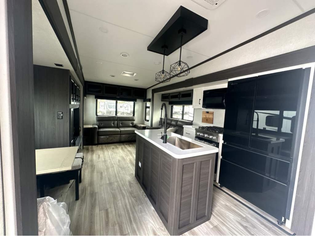 2026 VENTURE RV SPORTTREK 353VIK - Image 18